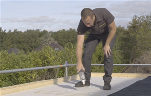 Aanbrengen EPDM dakbedekking op geïsoleerde ondergrond